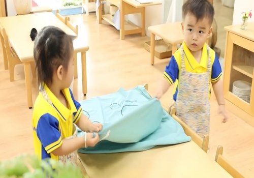 TINY FLOWER MONTESSORI – KHI ĐÔI BÀN TAY NHỎ HỌC CÁCH TỰ LẬP