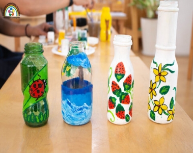 Vẽ và trang trí sáng tạo trên chai thủy tinh